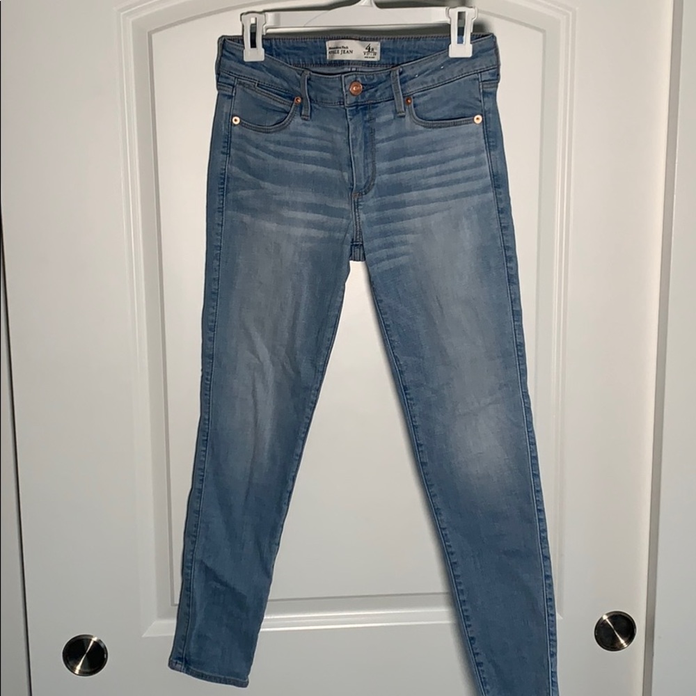 A&F Medium-light wash Ankle Jean